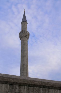 Klc Ali Paşa Camii minaresi (klc ali paşa kompleksi) mavi bulutlu gökyüzüne karşı. Istanbul, Türkiye