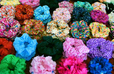 Parlak renkli Tekstil scrunchy. Elastik Bobble saç bantları. Modern stil çok renkli karışım deseni. Filtrelenmiş görüntü