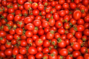 Bir alanda veya bir çiftçi pazarında taze kırmızı domates. Sağlıklı gıda, organik Vegan arka plan