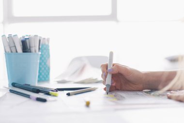 El sanat araçları ile kağıt üzerinde fikir çizim bir marker ile Tasarımcısı