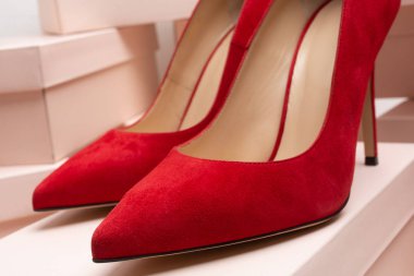 Yeni kırmızı deri yüksek topuk ayakkabı kutusu