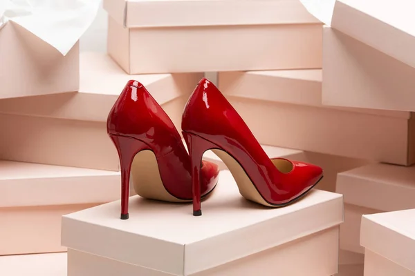 Nuevos Zapatos Tacón Alto Cuero Rojo Caja — Foto de Stock