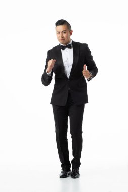 Beyaz arka plan üzerinde takım elbiseli adam