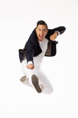 adam beyaz bir arka plan üzerinde atlama
