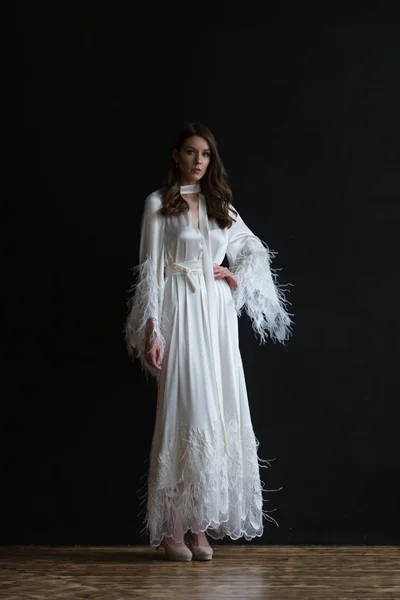 結婚式のドレスを着た美しい若い女性 — ストック写真