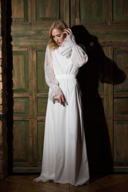 Gelinlik içinde poz veren güzel genç kadın.