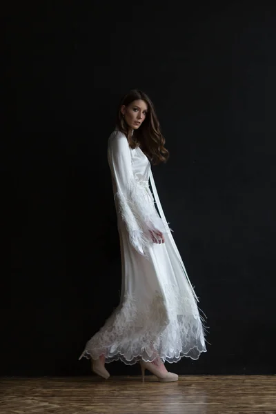 아름 다운 신부와 아름 다운 웨딩 드레스 — 스톡 사진