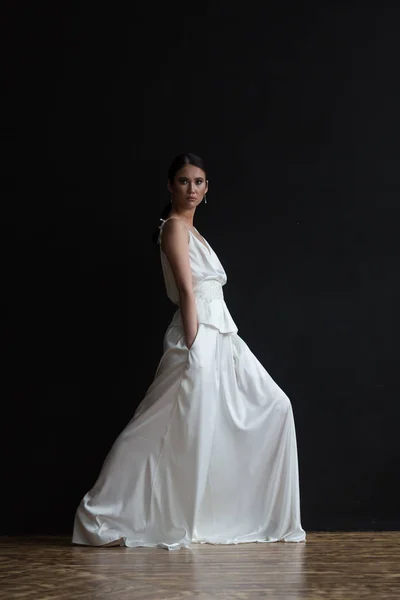 아름 다운 신부와 아름 다운 웨딩 드레스 — 스톡 사진