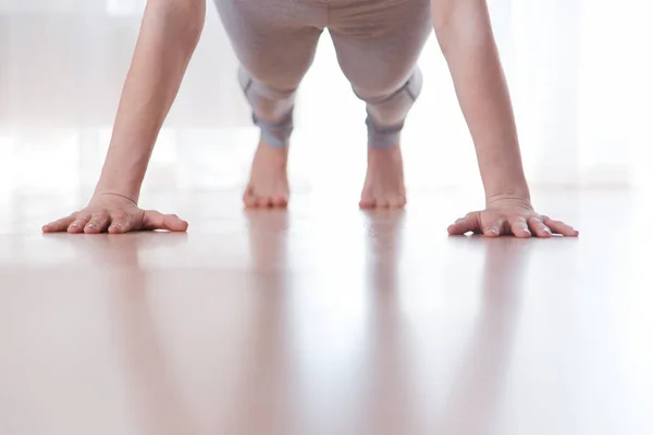 Yoga yapan genç kadın.