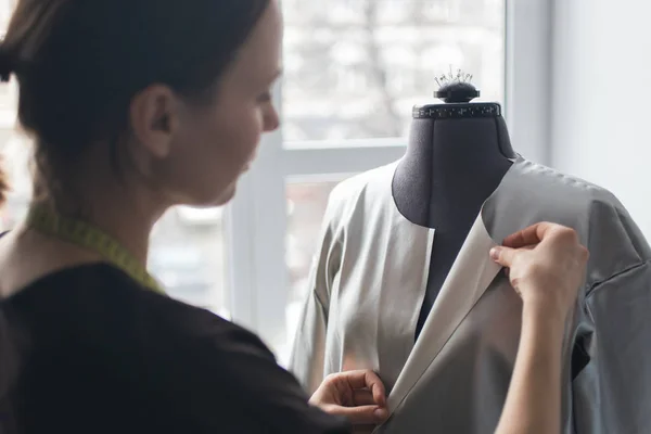 Ritratto di un sarto mentre fa un abito da lavoro usando il metro a nastro. Concetto: Moda, sartoria, negozio — Foto Stock