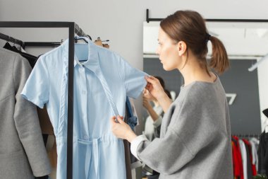 Modelde harika duracağına bahse girerim. Yetenekli giysi tasarımcısı manken üzerinde çalışıyor, moda haftası için terzi dükkanında hazırlanıyor. Yaratıcı kanalizasyon yeni bir konsept düşünüyor 
