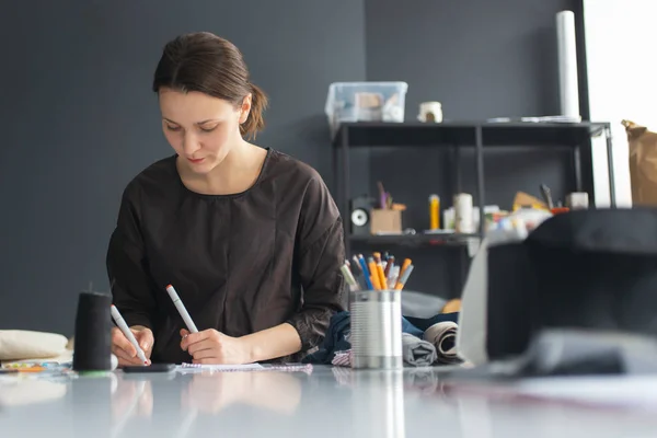 Syprocess - kvinnors händer med symaskin på sytillverkning — Stockfoto