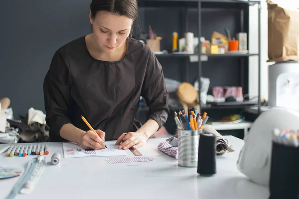 Processus de couture - mains de femmes utilisant une machine à coudre sur une fabrication de couture — Photo