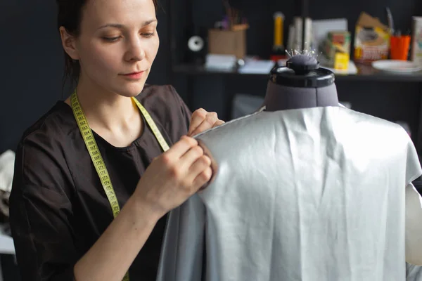 Процесс шитья - женские руки с помощью швейной машинки на швейном производстве — стоковое фото