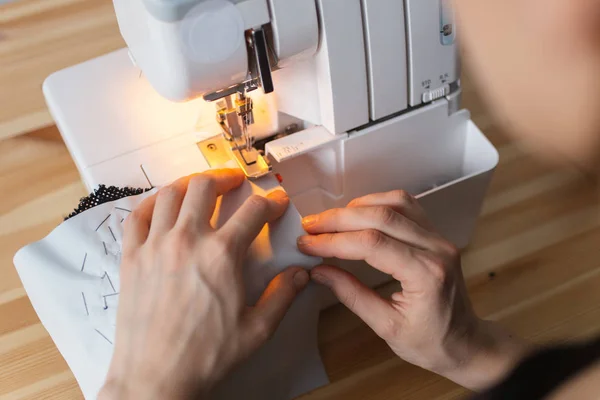 Sewing Process - womans hands using sewing machine on a sewing manufacture — Stock Photo, Image