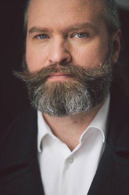 Beyaz arka planda başarılı bir iş adamının yakın plan portresi