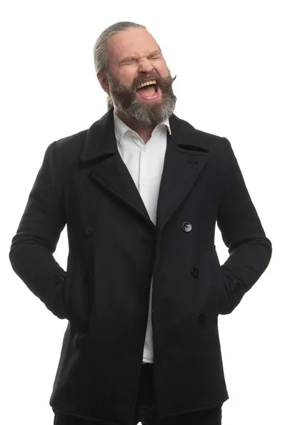Bebaarde hipster in wit shirt en jasje schreeuwt vrolijk op witte achtergrond — Stockfoto