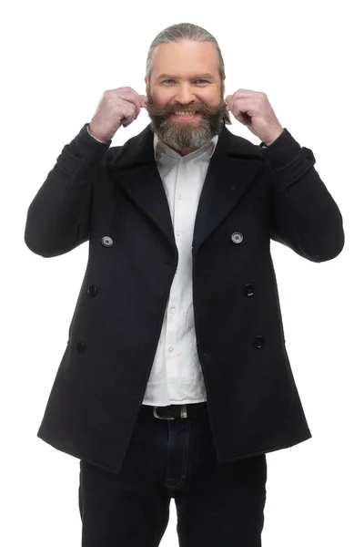 Baard hipster in een wit shirt en jasje recht zijn snor op een witte achtergrond — Stockfoto