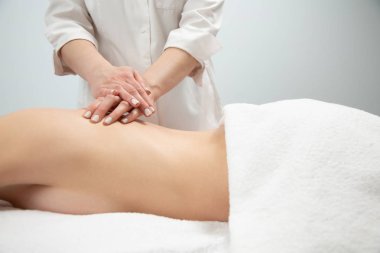 Güzellik merkezinde el masajıyla rahatlayan genç bir kadın.. 