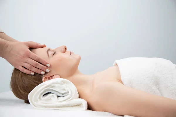 Primo piano massaggiatore mani facendo massaggio alla schiena nel centro benessere. foto chiave alta — Foto Stock