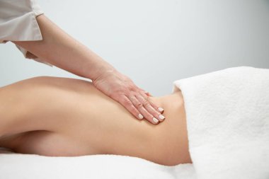 Güzellik merkezinde el masajıyla rahatlayan genç bir kadın.. 