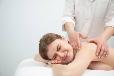 Genç kadın sıcak taş masaj Asya spa ve sağlıklı yaşam merkezinde alınırken yalancılık aşağı