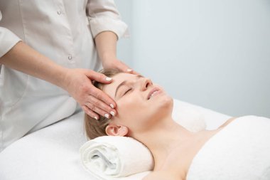 Güzellik merkezinde el masajıyla rahatlayan genç bir kadın.. 