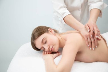 Güzellik merkezinde el masajıyla rahatlayan genç bir kadın.. 