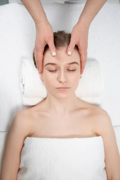 Närbild massör händer gör ryggmassage i Spa. hög nyckelbild — Stockfoto