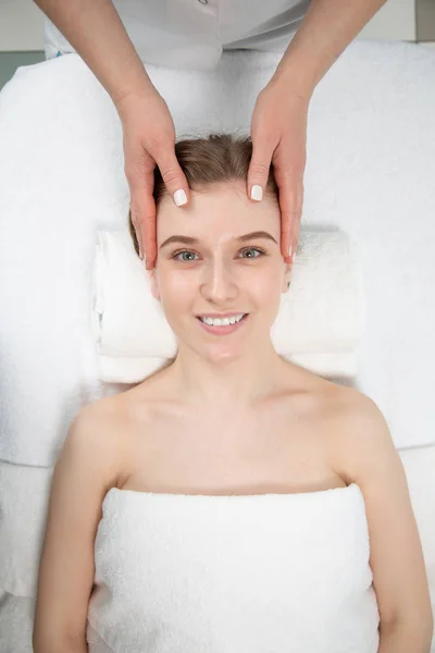 Giovane donna rilassante con massaggio alle mani presso beauty spa. — Foto Stock