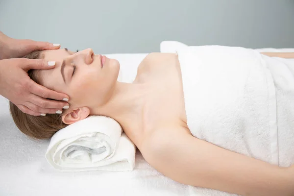 Donna rilassata che riceve massaggio al collo nel centro benessere — Foto Stock