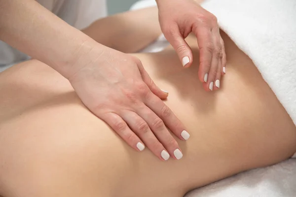 yakın çekim masör elleri spa Center'da sırt masajı yapıyor. yüksek anahtar fotoğraf