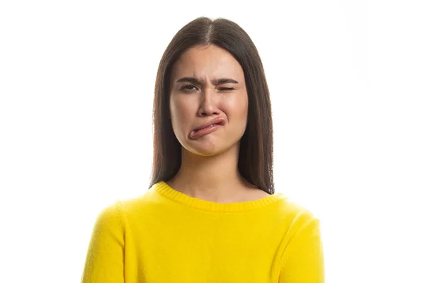 Retrato emocional de uma jovem menina bonita no fundo branco — Fotografia de Stock