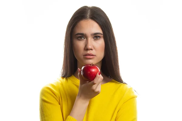 Mujer joven sosteniendo manzana roja. retrato de estudio aislado. — Foto de Stock