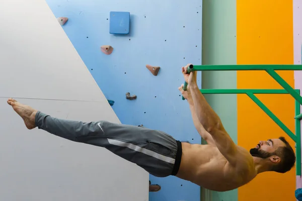 Fisiculturista cara executar exercício puxando para cima na barra horizontal no ginásio, foto horizontal — Fotografia de Stock