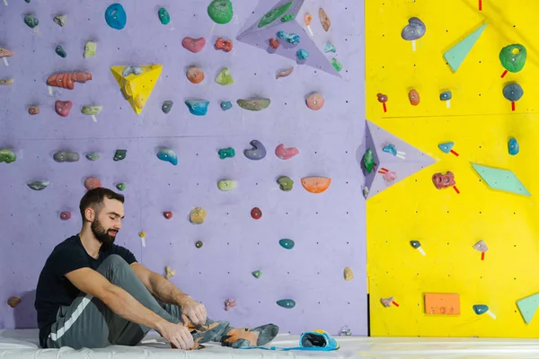 Homme musclé pratiquant l'escalade sur une paroi rocheuse à l'intérieur — Photo