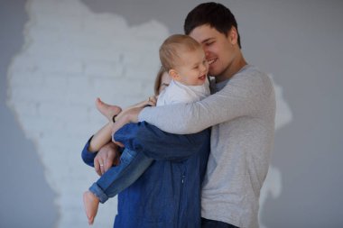 Sevgi dolu bir aile. Anne, baba ve oğulları evde oynuyorlar.