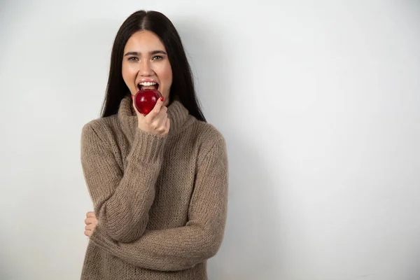 Mladá žena s červeným jablkem. izolovaný studiový portrét. — Stock fotografie