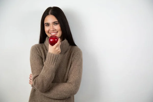 Retrato de modelo alegre riéndose de algo. Mujer joven y bonita en jersey beige. Chica morena de buen humor. Concepto de felicidad y belleza. Aislado sobre fondo blanco — Foto de Stock