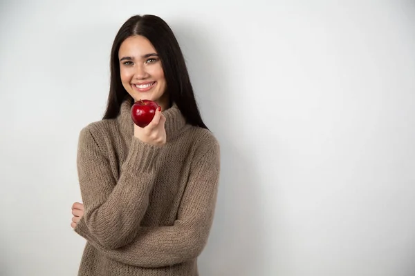 Retrato emocional de una joven hermosa niña sobre un fondo blanco. Antics. — Foto de Stock