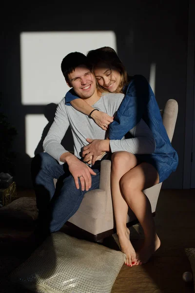 Happy νεαρό ζευγάρι αγκάλιασμα στο σπίτι — Φωτογραφία Αρχείου