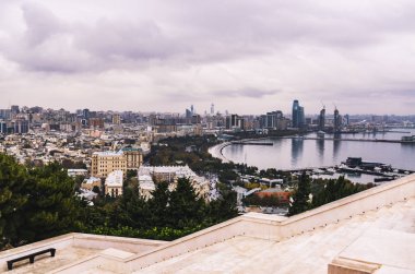 Cityscape harika manzarasını bulutlu bir günde. 2018, Bakü, Azerbaycan.