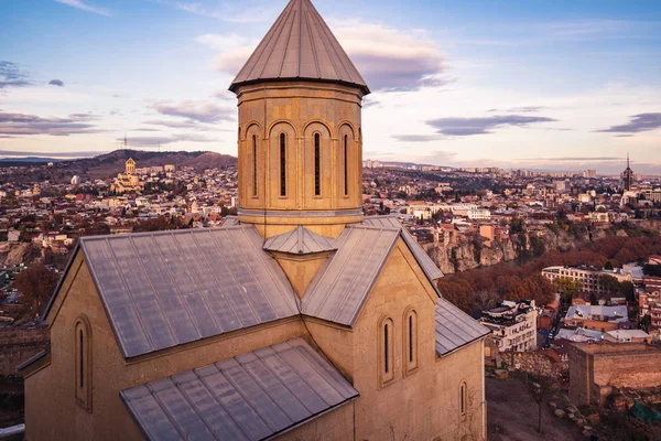 Güzel tapınağa ve berrak sonbahar günü mavi gökyüzü. 2018, Tiflis, Gürcistan.