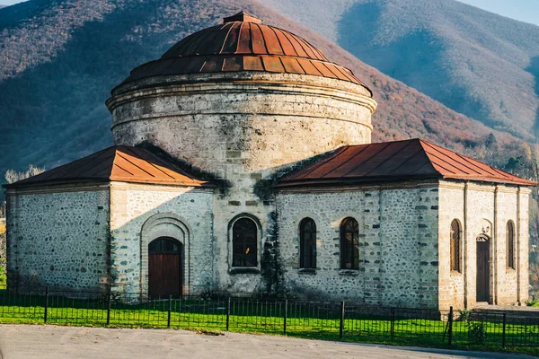 Eski Müslüman tapınak ve dağlar güneşli bir sonbahar. 2018, Şəki, Azerbaycan.