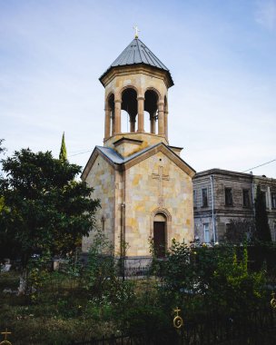 Açık bir günde yeşil bir bahçe Tapınağı