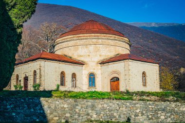 Eski Müslüman tapınak ve dağlar güneşli bir sonbahar. 2018, Şəki, Azerbaycan.