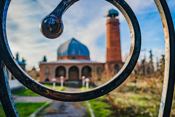 Güneşli bir sonbahar çit arkasındaki eski Tapınağı