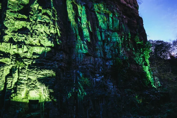 Geç öğleden sonra yanan yeşil kaya