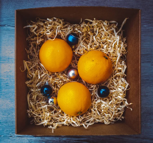 Bir kutu içinde taze portakal