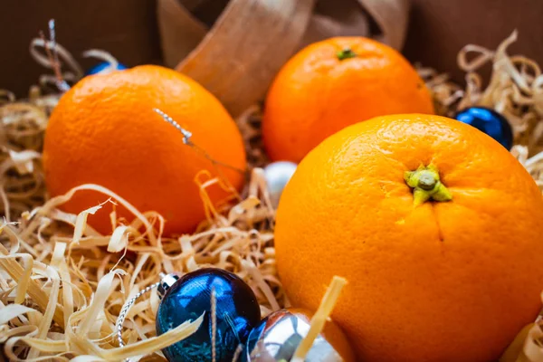 Bir kutu içinde taze portakal